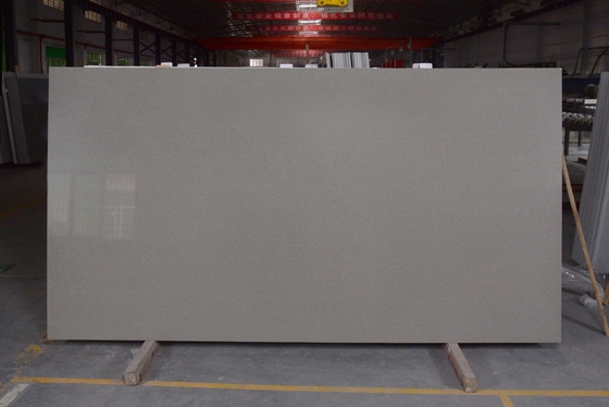 Résistance Grey Color Quartz Stone Slab de glissement de la classe 3 3000X1500X20mm pour le dessus de banc de cuisine