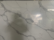 Dalle en pierre de quartz de Calacatta de gris de NSF avec le matériel résistant de décoration d'éraflure blanche de fond