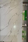 Dalle en pierre de quartz de Calacatta de gris de NSF avec le matériel résistant de décoration d'éraflure blanche de fond