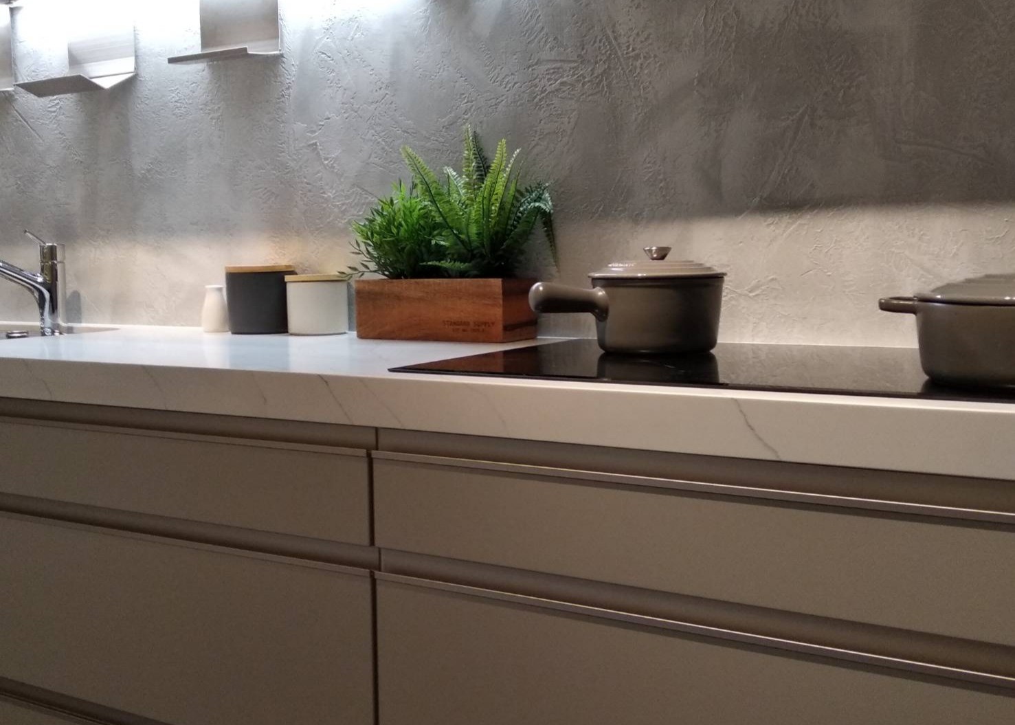 Dessus UV de pierre de quartz de coupe